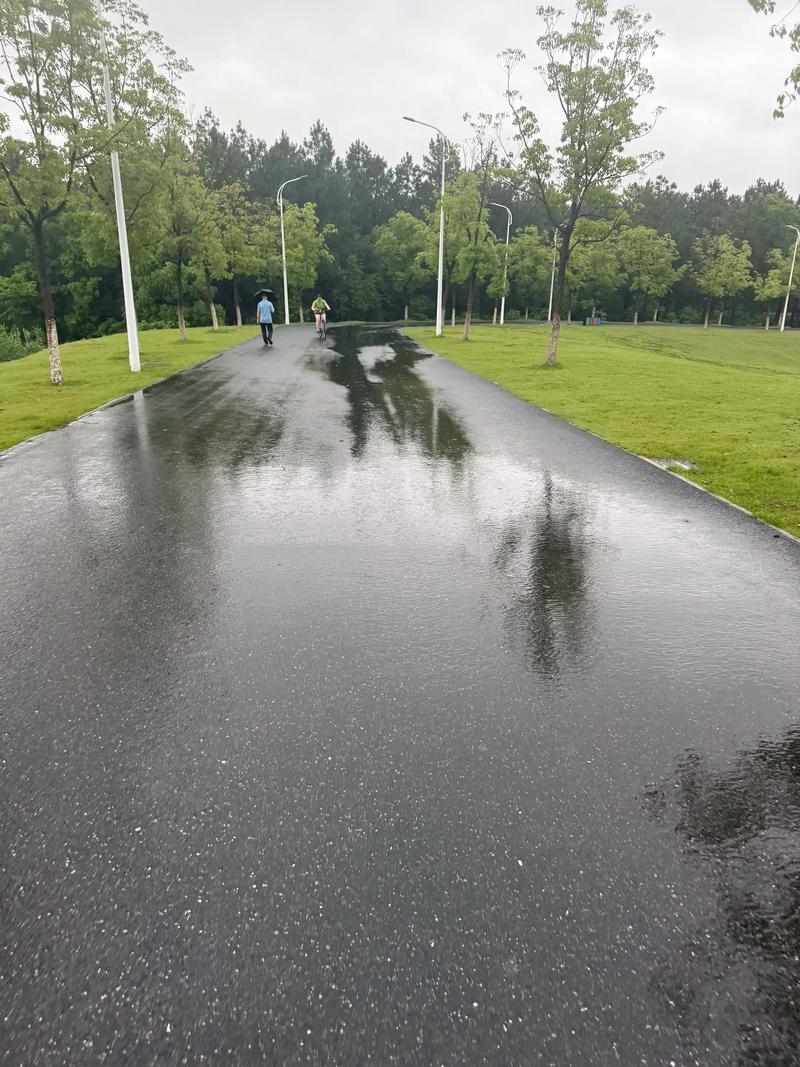 雨天跑步打卡,空无一人的街道,湿润路面