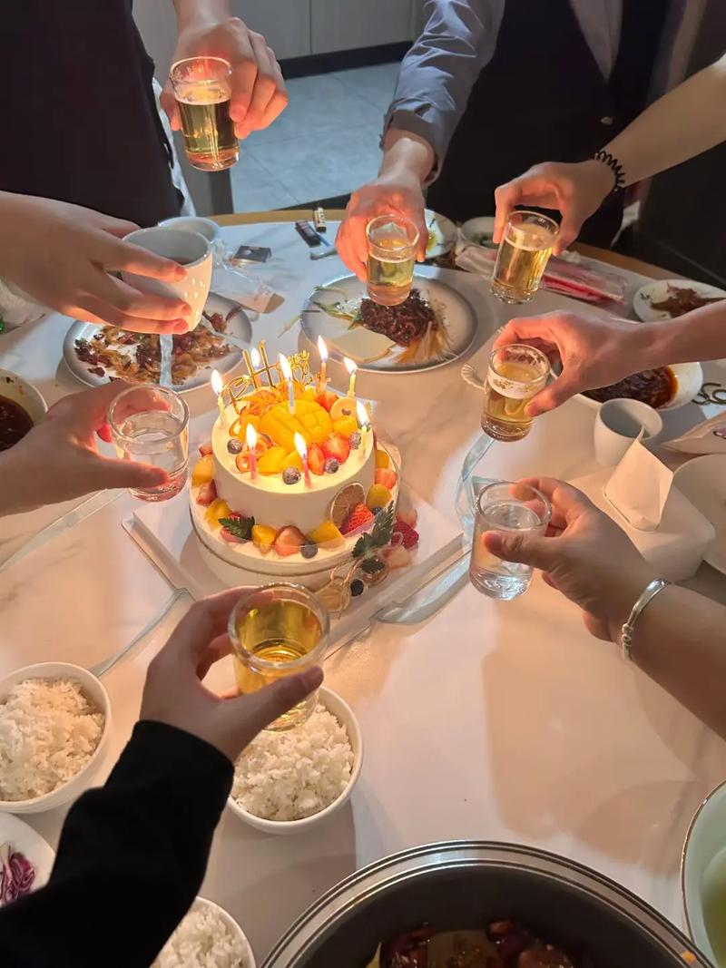 朋友被惊喜生日派对感动瞬间特写