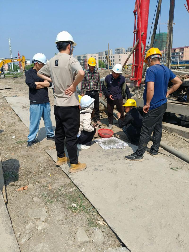 建筑师在施工现场协调管线碰撞