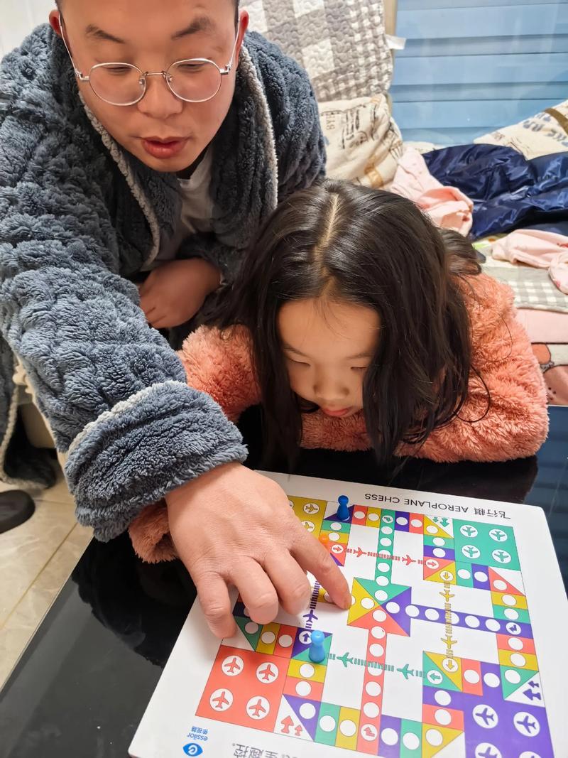家庭餐桌亲子飞行棋对战场