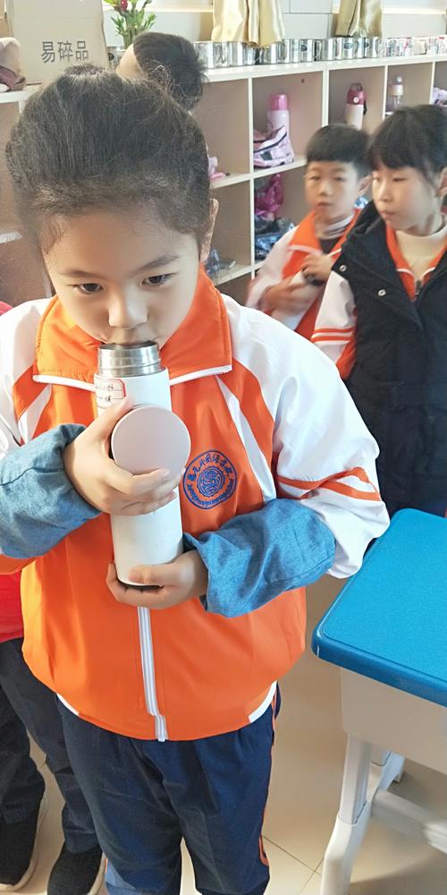 小学三年级课堂上小孩对着空水壶发言的真实场景