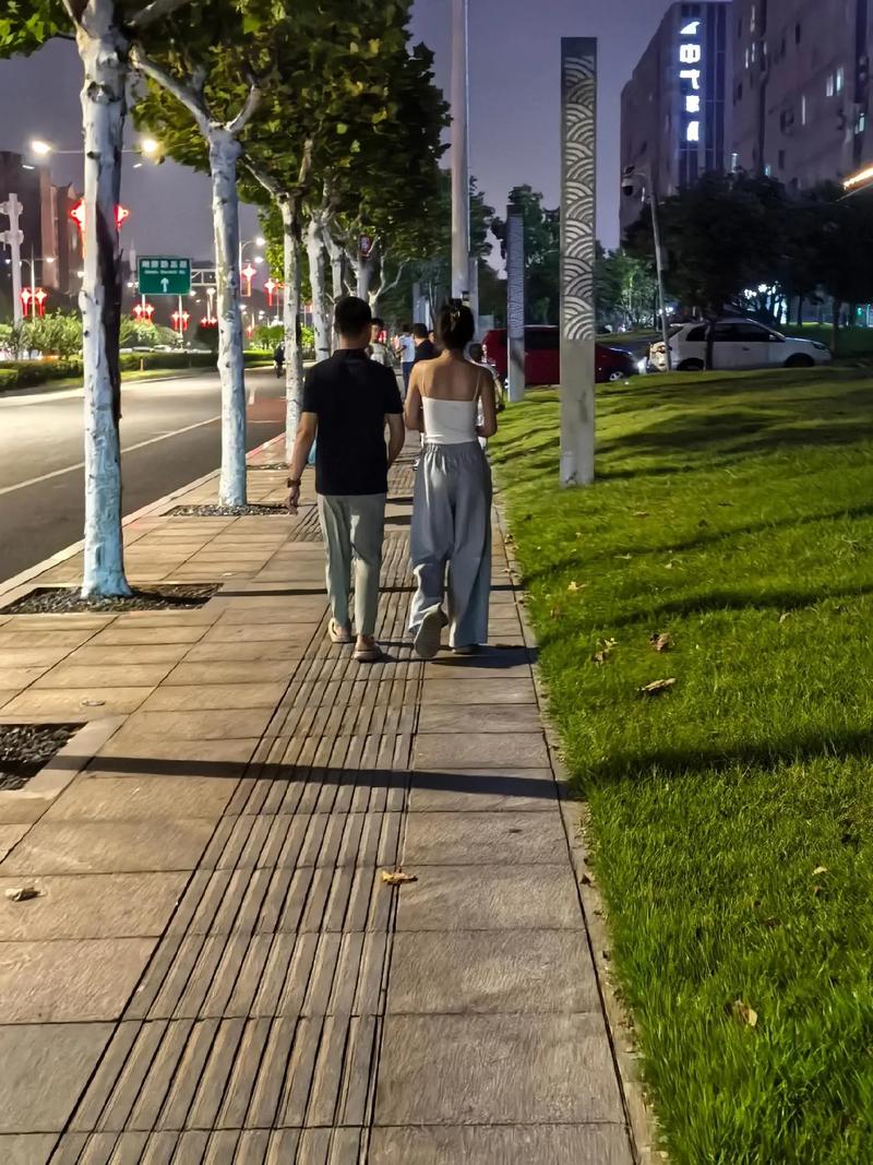 傍晚城市街道边的人行步道散步场景