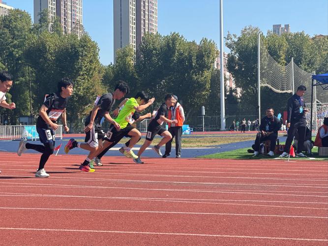 2024年重点中学体育特长生选拔现场，学生在跑百米测试