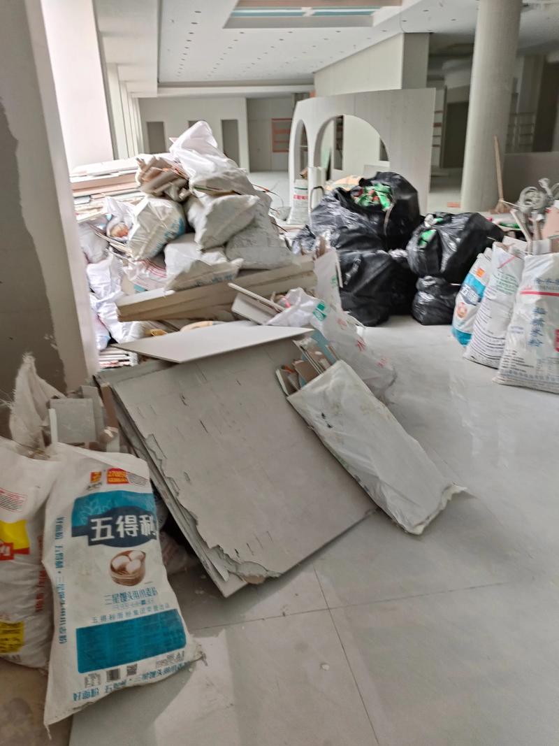 装修垃圾清运人工搬运下楼现场