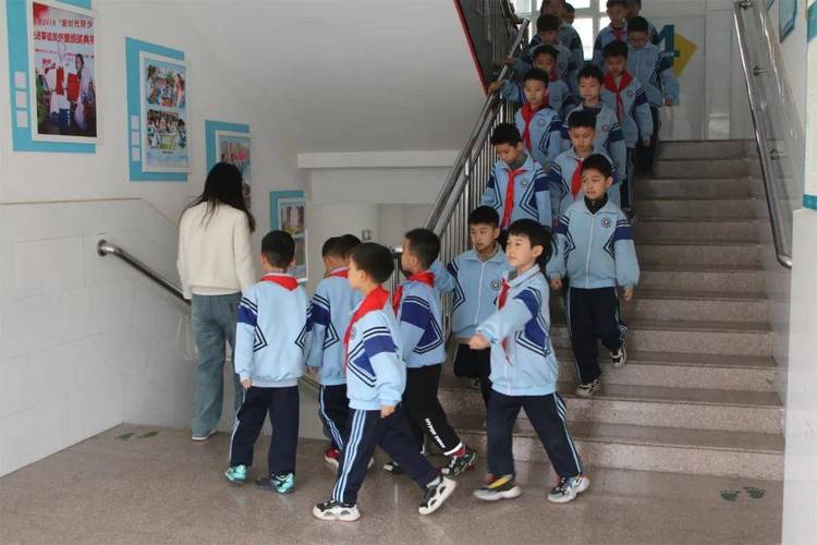 小学下课高峰期学生上下楼梯靠右行走实景