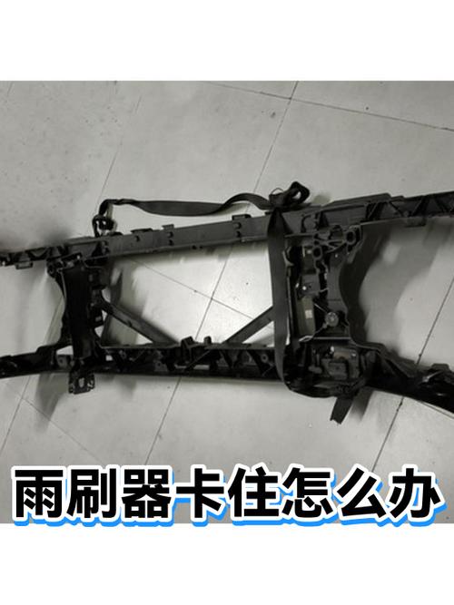维修人员用手转动裸露雨刮轴检查卡滞感