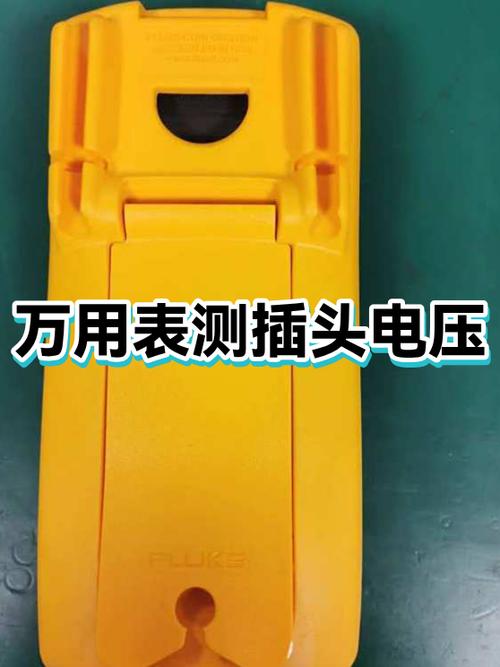 维修师傅用万用表测散热风扇插头电压