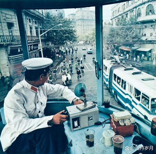 八十年代城市路口交警岗亭老照片