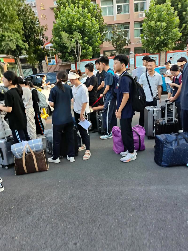 新生周校园里迷茫的中国留学生坐在行李箱上