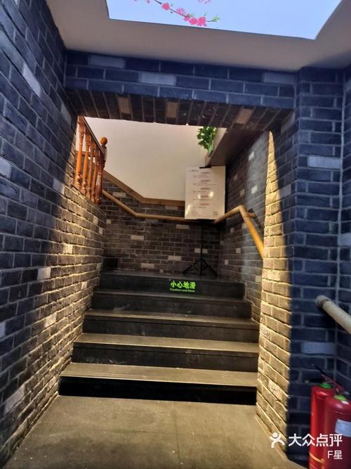 贵阳省府路防空洞火锅洞口青石板台阶