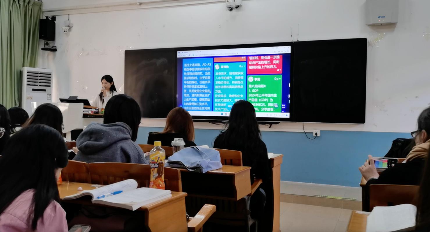 教师和学生在学习分析数据前交流的画面