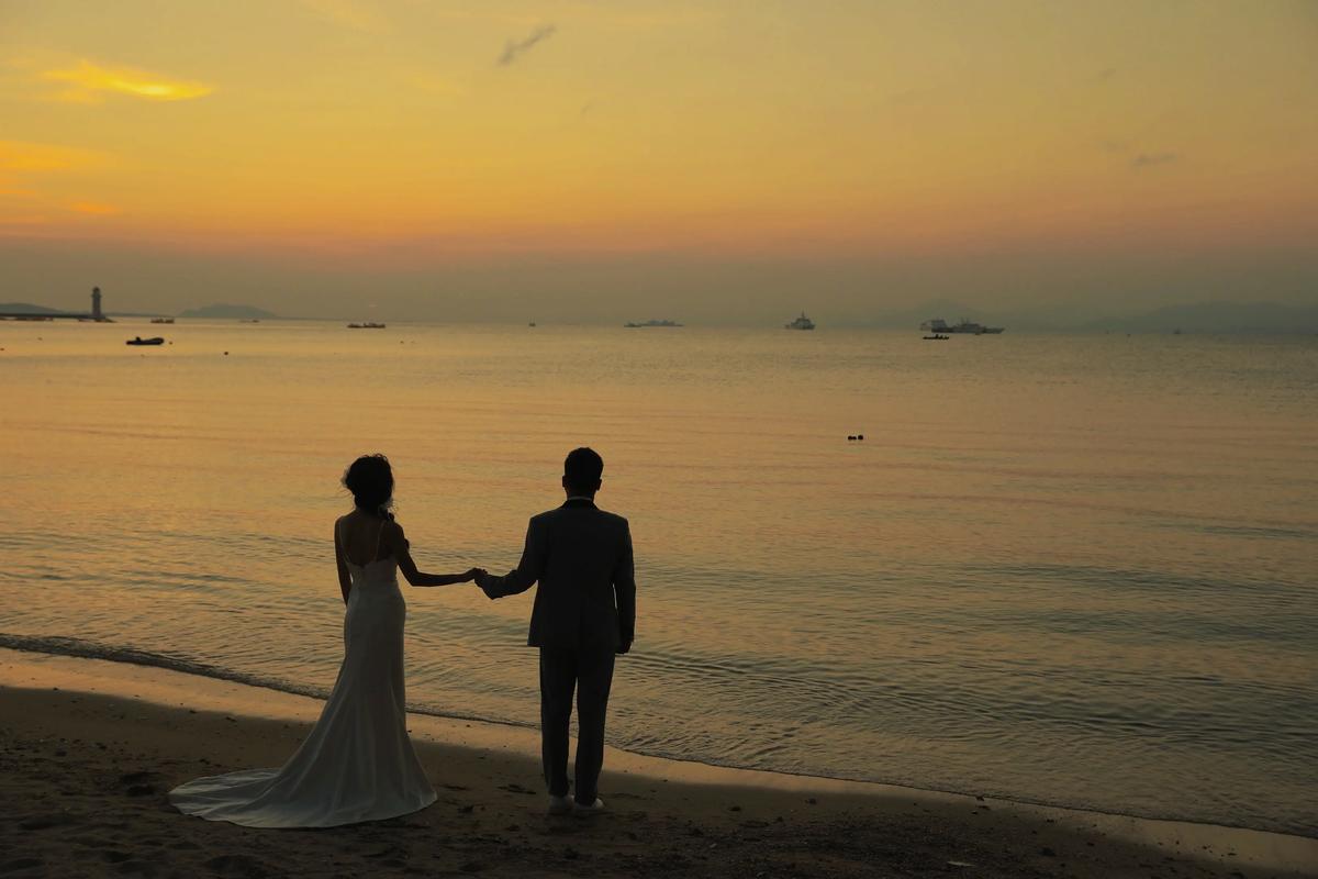 海边小型婚礼仪式现场夕阳剪影