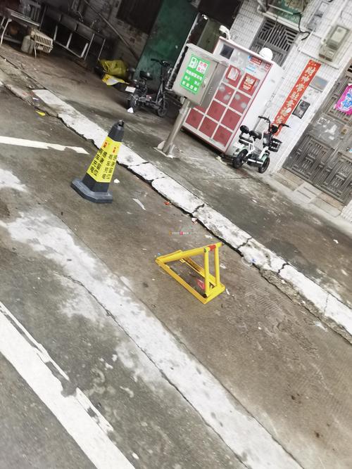 小区公共车位私装地锁占用实景