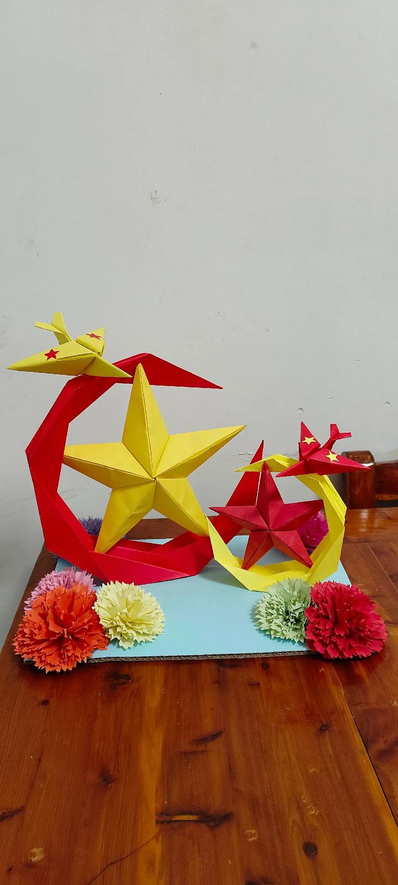 孩子骄傲展示皱巴巴的手工纸星星 妈妈感动瞬间