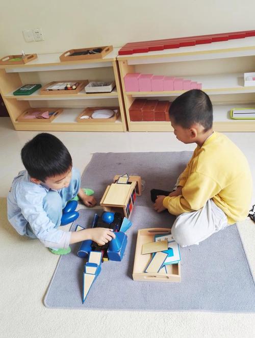 两个孩子争抢客厅拼图实拍