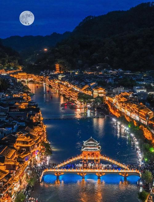 湖南凤凰古城夜晚沱江吊脚楼灯光