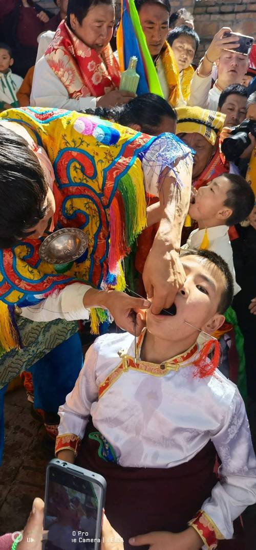 同仁六月会插钎仪式村民腮部系红绸铁钎特写