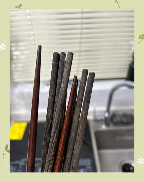 家用木质筷子发霉斑点特写