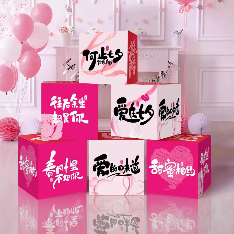 堆满礼品盒子与彩带的混乱桌面,一人抱头苦恼