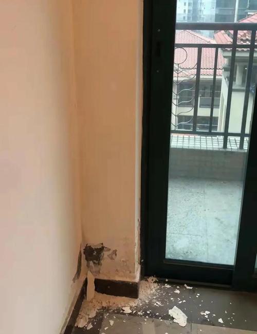 出租屋撕自粘墙纸连带墙皮脱落实拍