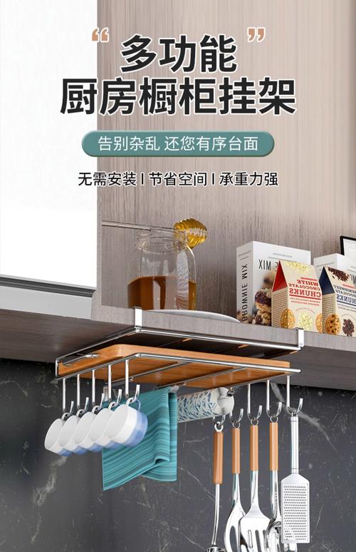 厨房悬挂晾干的木质厨具实拍图