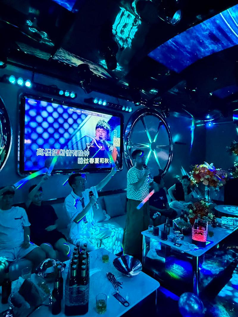 户外暴雨生日派对亭子里敲盆唱歌