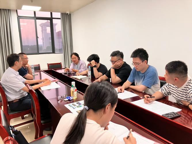 学校教师研讨会上老师们分组讨论的积极氛围