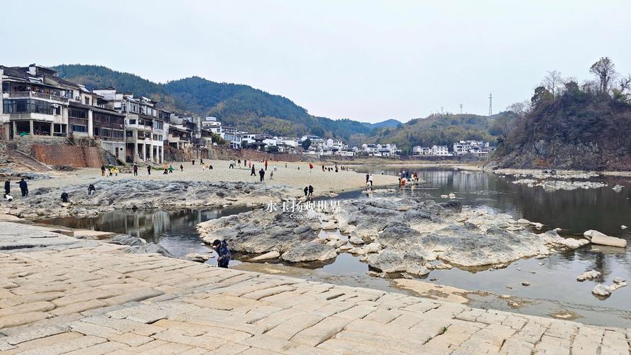 歙县渔梁坝清晨赤脚踩卵石场景