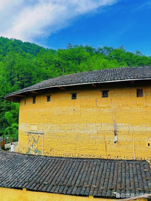 福建土楼厚实的夯土墙壁纹理特写