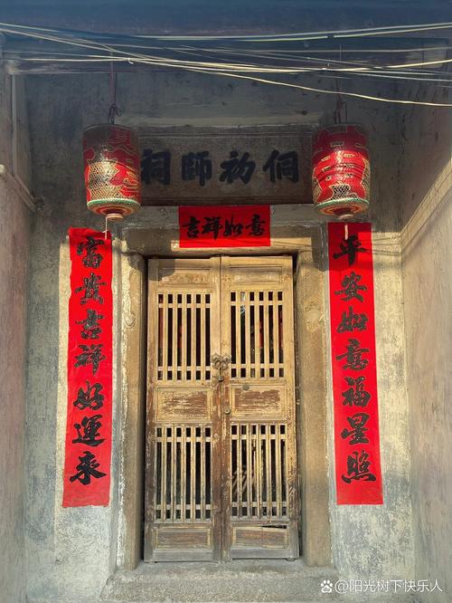 亲子在老街巷看门楼石刻对联的实拍