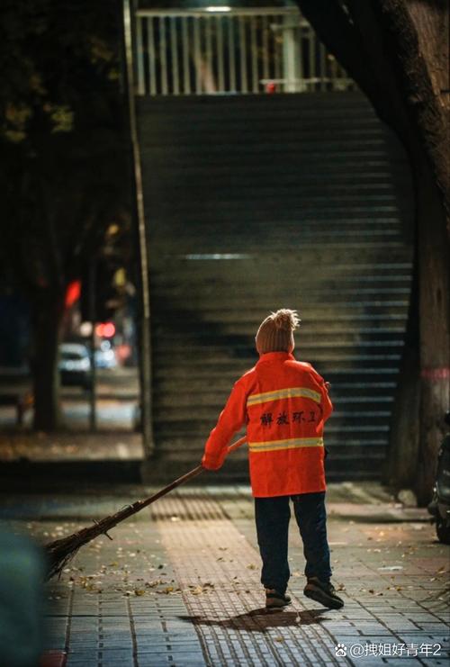 长沙解放西路凌晨环卫工竹扫帚靠在路灯杆