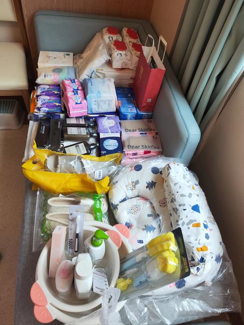 产假妈妈客厅家庭创业打包母婴用品场景