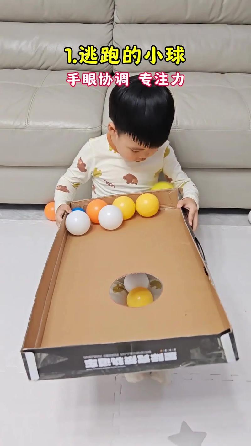 幼儿钻进纸箱玩耍当作玩具