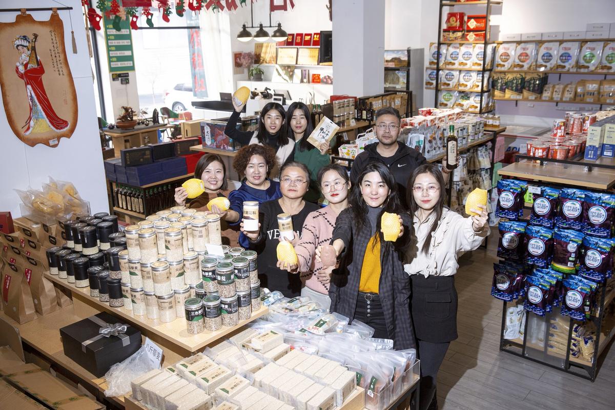 特产战利品合影