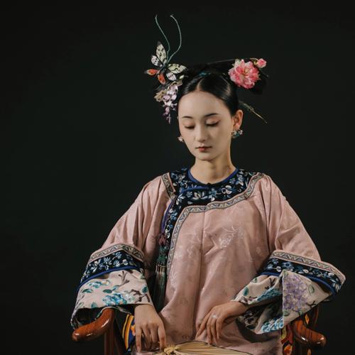 清代如意云头纹梳妆台造型老照片