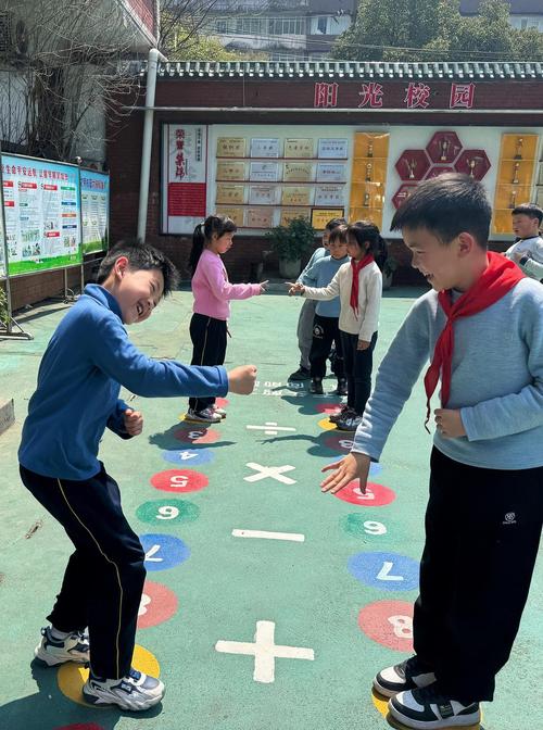 小学生课间掰扯规则的日常场景