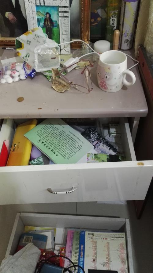 普通家庭老人整理遗物的书桌场景