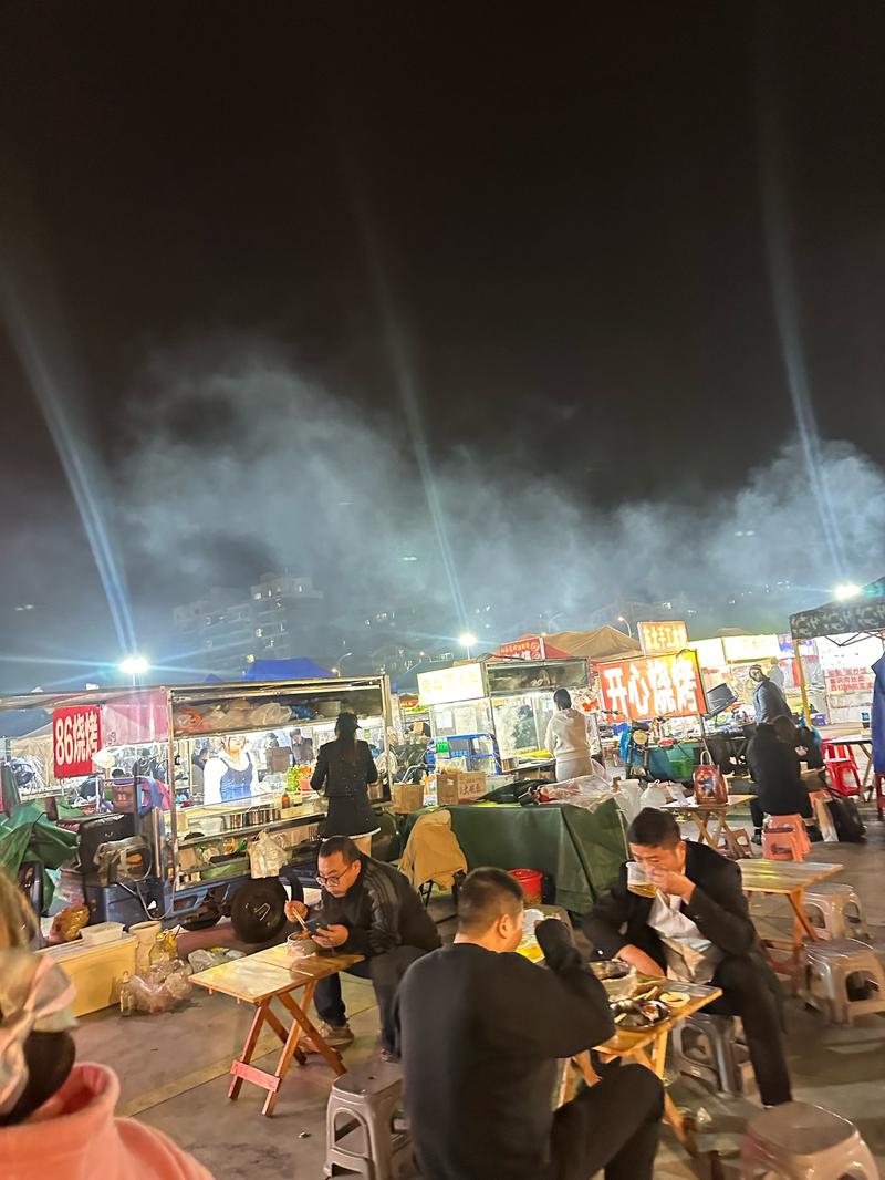 夜晚的街边小吃摊,冒着热气