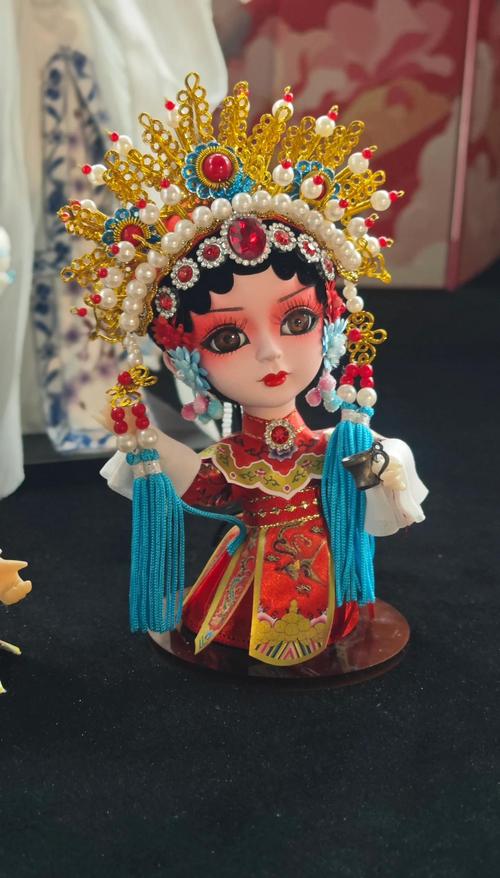 北京绢人传承人手工勾脸工序实拍