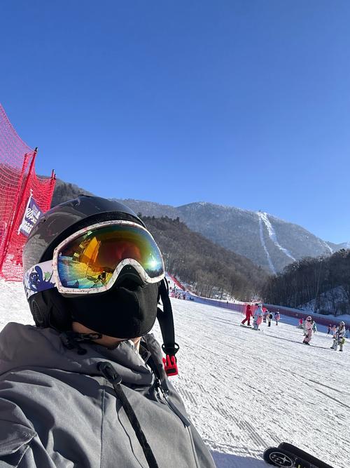 新手在宽阔的初学者雪道上学滑雪