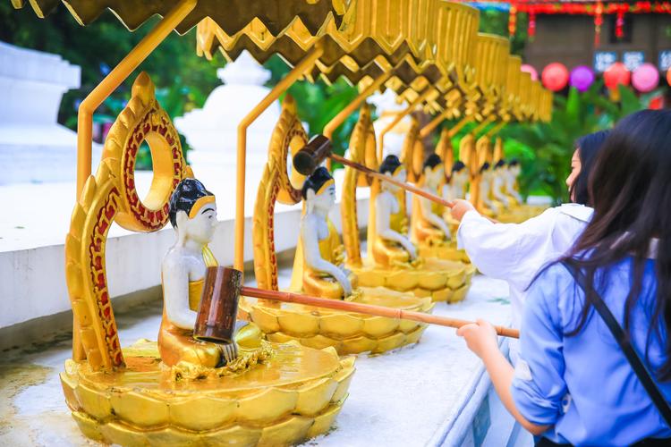 云南德宏傣族缅寺浴佛仪式现场