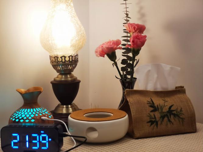 教师宿舍床头放着助眠喷雾的玻璃杯