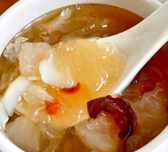 饭后解腻甜汤:银耳百合雪梨羹
