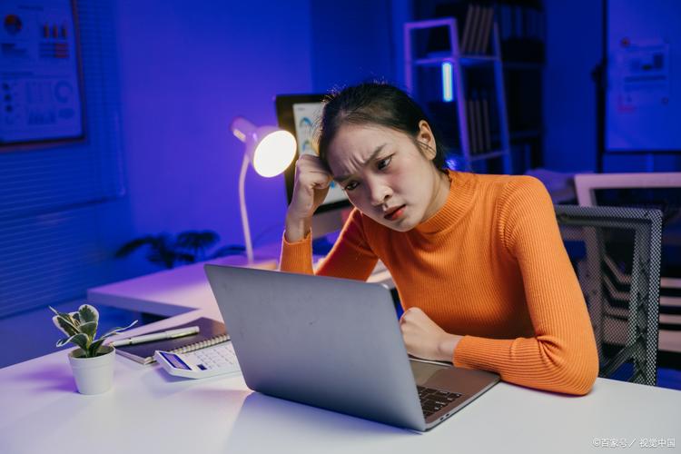 作家深夜在电脑前焦虑抓头发