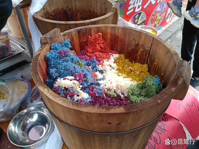 广西武鸣三月三街头现蒸五色糯米饭摊