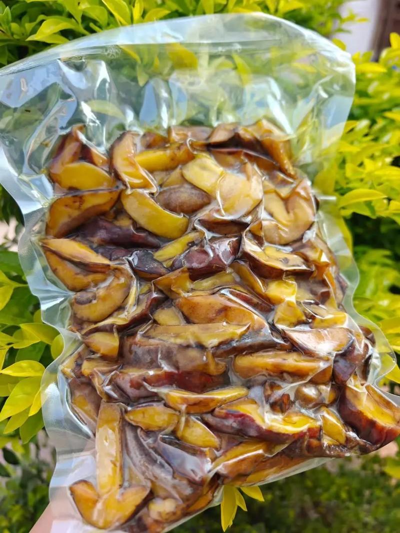 牛皮纸袋装着放冰箱保鲜的新鲜蘑菇