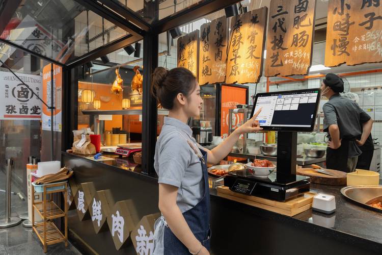 连锁餐饮门店店长蹲点填系统后台的现场实拍