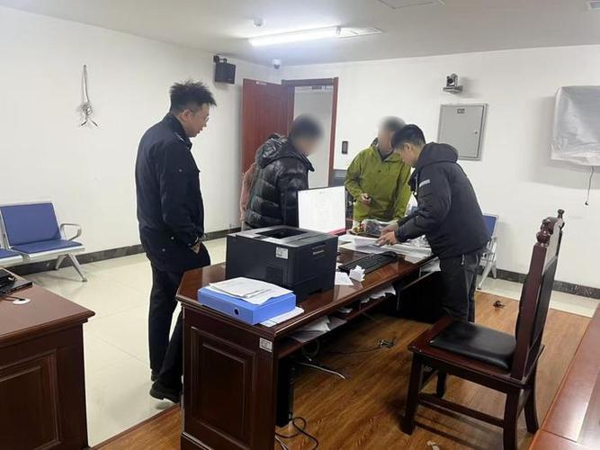 债务追偿律所律师整理欠款证据办公场景
