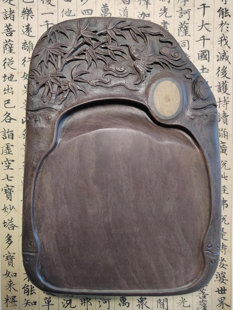 青石砚台与墨迹书法家案头特写