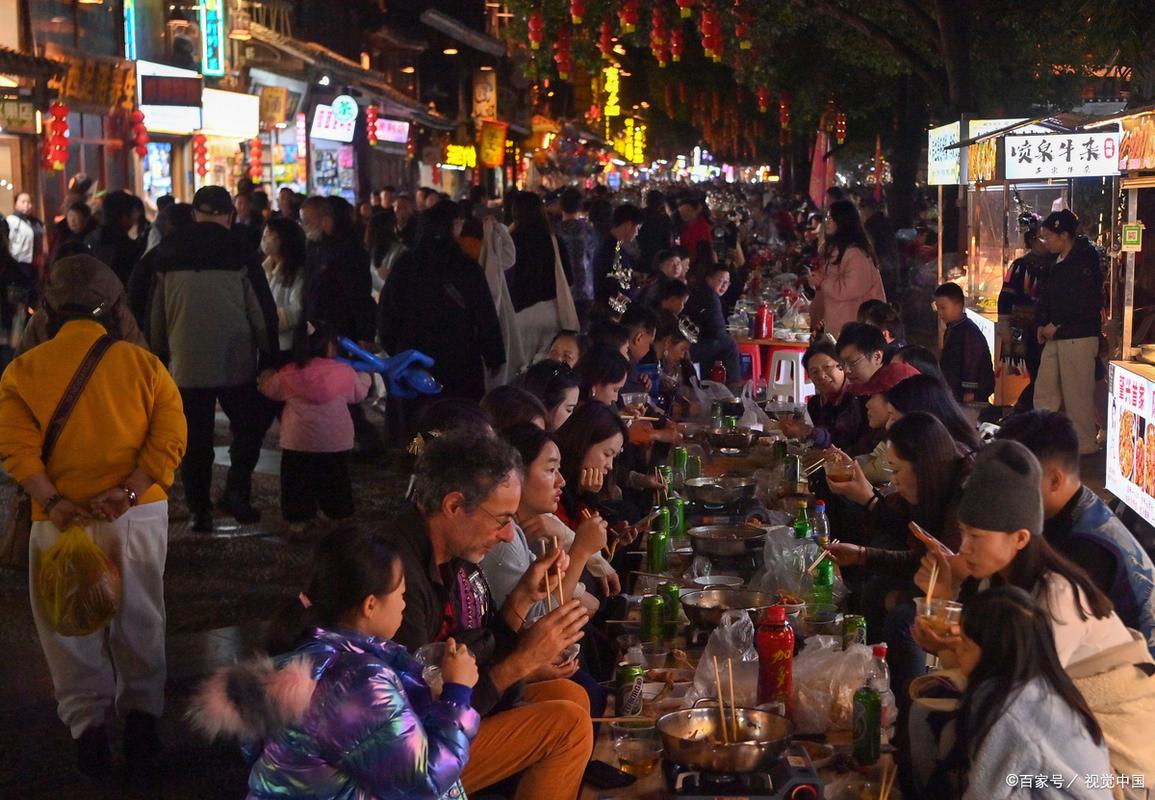 阳朔西街夜市街边啤酒鱼摊位